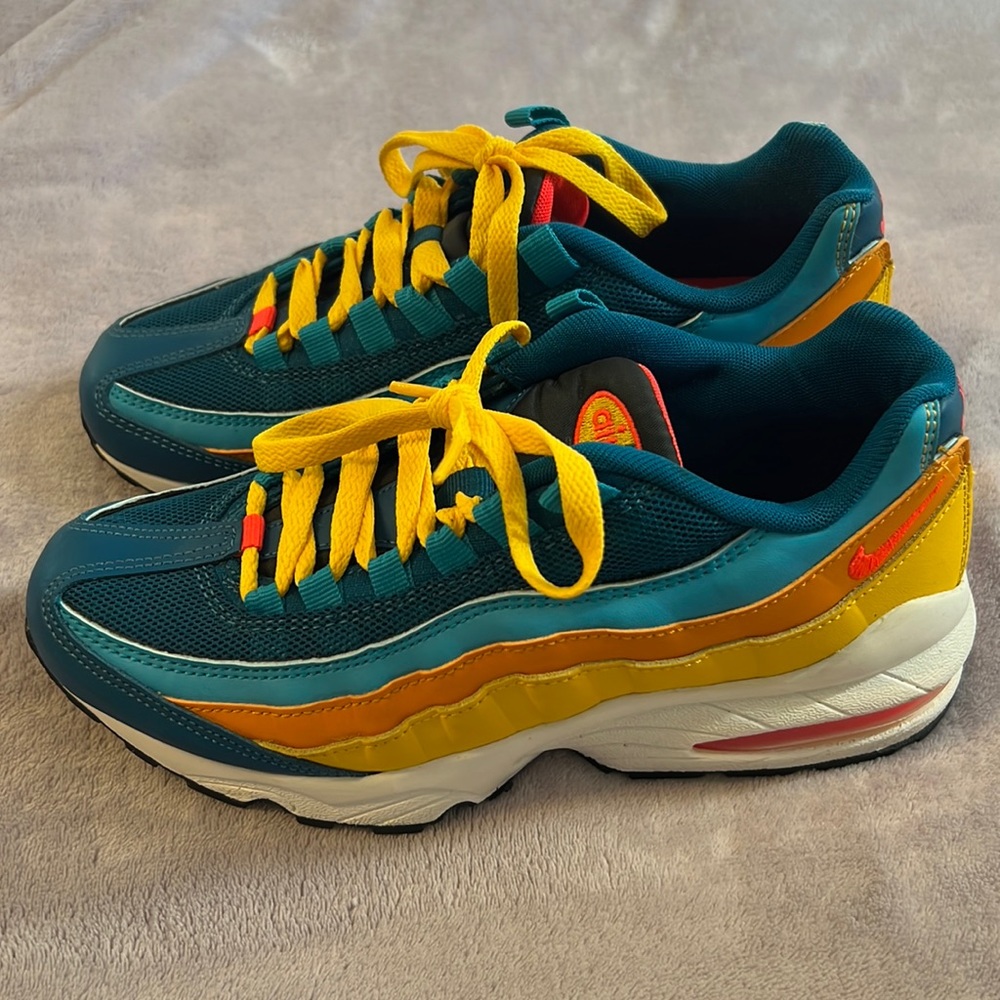 Nike Air Max 90 (5.5 Y)